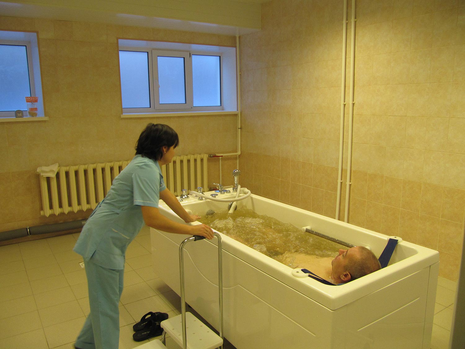 Гигиеническая ванна пациента. Гигиеническая ванна больного. Гигиенические ванны в стационаре. Гигиеническая ванна в больнице. Пациент в ванне.